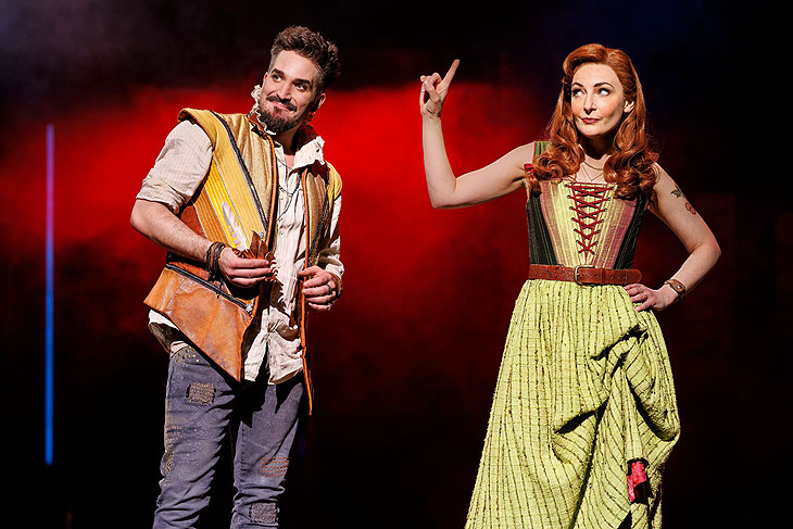 William Shakespeare (Ricardo Grecco) und seine Frau Anne Hathaway (Willemijn Verkaik) schreiben Julias Geschichte neu im Musical "& Julia" im Stage Operettenhaus, Hamburg (©Foto: Morris Mac Matzen / Stage Entertainment) 
